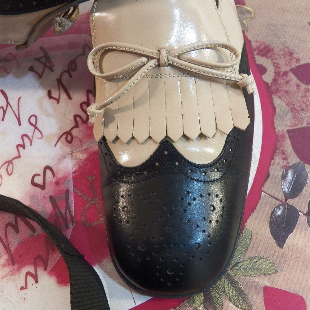 Classic Vintage Ferragamo tasseled shoe 7 1/2 B